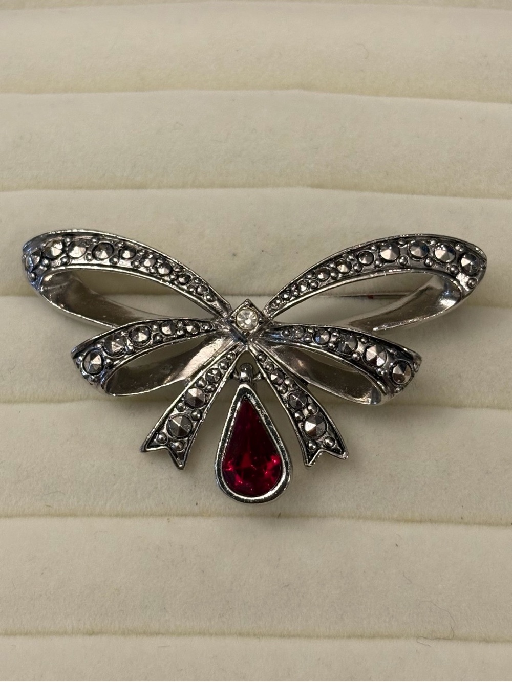 Silver Tone 1994 AVON Bow Pin Brooch Birthstone Dangle‎ January Garnet Stone